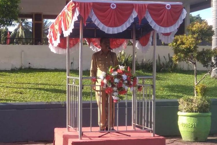 Wali Kota Ambon, Richard Louhenapessy saat menyampaikan sambutan dalam acara apel siaga tiga pilar kamtibmas dalam rangka menyongsong dan menyukseskan pelaksanaan pemilu yang berlangsung di kawasan Gong Perdamaian Dunia di Jalan Slamet Riyadi Ambon, Senin (15/4/2019).