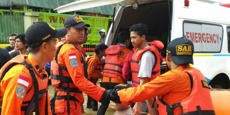 Tim SAR Gabungan tengah mengevakuasi korban meninggal di lokasi Banjir di Kampung Cigosol Kelurahan Andir Kecamatan Baleendah Kabupaten Bandung, 