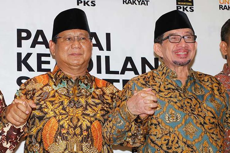 Ketua Umum Partai Gerindra Prabowo Subianto (tengah) bergandengan tangan dengan Presiden PKS Sohibul Iman (kiri) dan Ketua Majelis Syuro PKS Salim Segaf Aljufri seusai melakukan pertemuan di DPP PKS, Jakarta, Senin (30/7/2018). Pertemuan tersebut untuk membahas hasil dari penyampaian Ijtima Ulama dan Tokoh Nasional yang menunjuk Prabowo Subianto sebagai Calon Presiden 2019 serta Ketua Majelis Syuro PKS Salim Segaf Aljufri dan Ustaz Abdul Somad sebagai Cawapres.