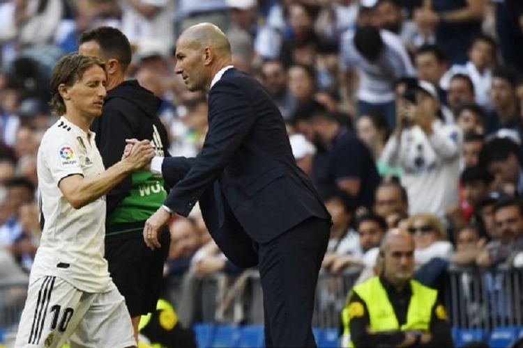  Zinedine Zidane menarik keluar Luka Modric pada pertandingan Real Madrid vs Celta Vigo dalam lanjutan La Liga Spanyol di Stadion Santiago Bernabeu, 16 Maret 2019.