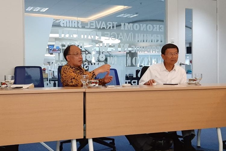 Pendiri President University dan Jababeka Group, SD Darmono (kanan), saat berkunjung ke kantor Redaksi Kompas.com, Jakarta, Selasa (23/7/2019). 
