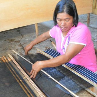 Seorang Ibu di Kampung Pota, Kelurahan Nanga Baras, Kecamatan Sambirampas, Kabupaten Manggarai Timur, Flores, NTT, pada akhir Maret 2018 sedang tenun kain bermotif Congkar. 