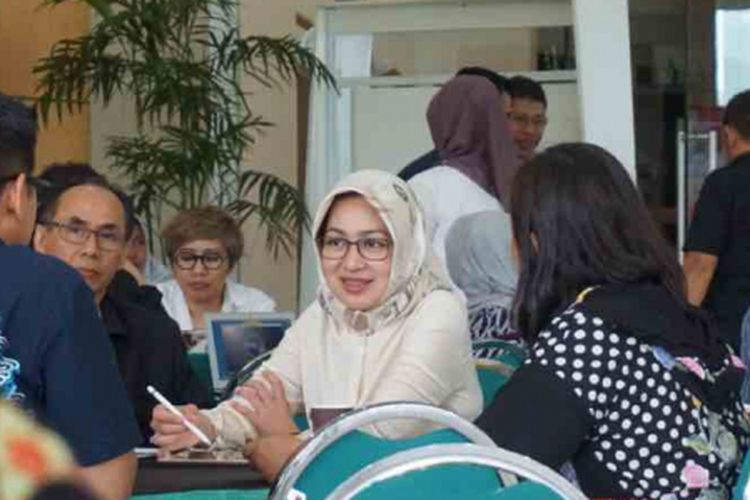 Wali Kota Tangerang Selatan Airin Rachmi Diany melayani keluhan warga saat open office atau kegiatan menampung aspirasi warga Tangerang Selatan yang digelar Jumat setiap pekannya, di Kantor Wali Kota Tangerang Selatan,  Jumat (9/11/2018).