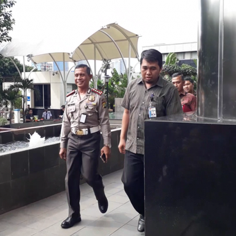 Direktur Lalu Lintas Polda Metro Jaya Komisaris Besar Halim Pagarra saat mendatangi gedung KPK, dalam rangka memeriksa kasus kecelakaan yang dialami Ketua DPR Setya Novanto, Kamis (23/11/2017).