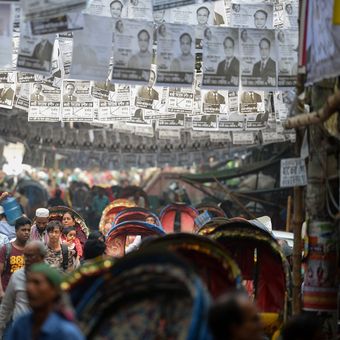 Poster kandidat terpasang di sepanjang jalan di Bangladesh, menjelang pemilihan yang akan dilangsungkan pada 30 Desember 2018 mendatang.