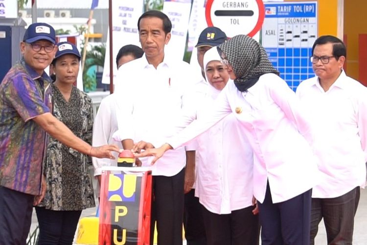 Menteri BUMN Rini M Soemarno mendampingi Presiden Joko Widodo (Jokowi) meresmikan Jalan Tol Paspro dibangun oleh PT Waskita Karya (Persero) Tbk sepanjang 31,3 kilometer, Rabu (10/4/2019).