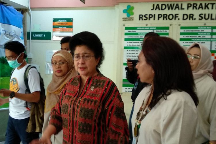 Menteri Kesehatan Nila Djuwita Moeloek mengunjungi RSPI Sulianti Saroso, Jakarta Utara, Senin, (11/12/2017) untuk melihat penanganan wabah difteri.