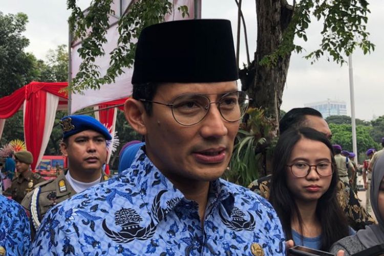 Wakil Gubernur DKI Jakarta Sandiaga Uno usai memimpin apel Hari Otonomi Daerah di Lapangan Eks IRTI Monas, Rabu (25/4/2018). 