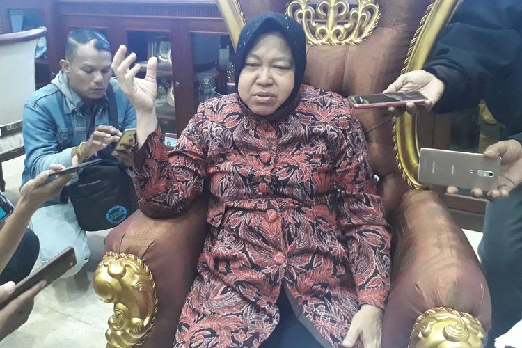 Wali Kota Surabaya Tri Rismaharini memberi penjelasan soal penyegelan Wisma Persebaya di ruang kerjanya di Balai Kota Surabaya, Kamis (16/5/2019).