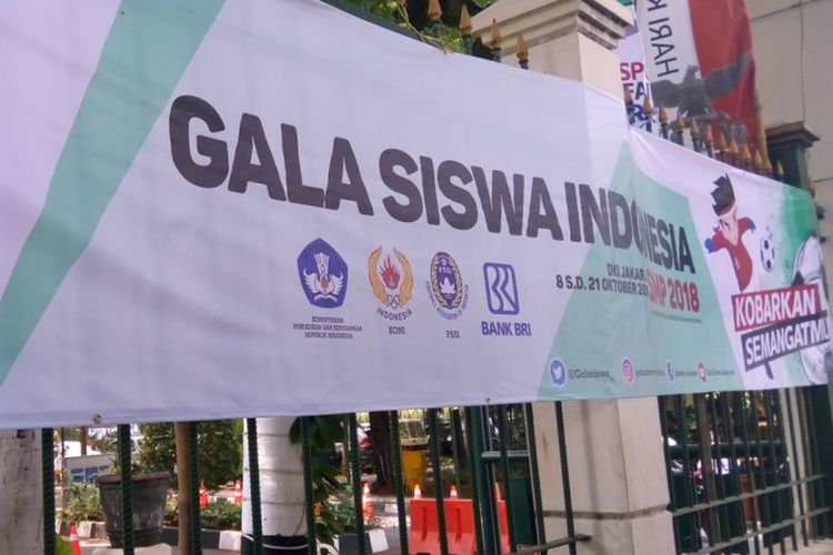 Spanduk kegiatan Gala Siswa 2018 yang dipasang pada pagar Kantor Kementerian Pendidikan dan Kebudayaan di Jakarta.