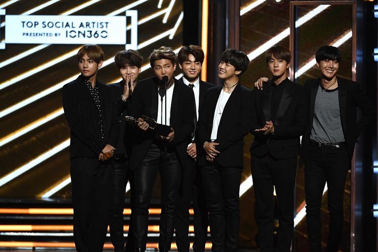 Boyband asal Korea BTS atau Bangtan Boys menerima penghargaan Top Social Artist di panggung Billboard Music Awards 2017 yang digelar di T-Mobile Arena, Las Vegas, Nevada, Minggu (21/5/2017).