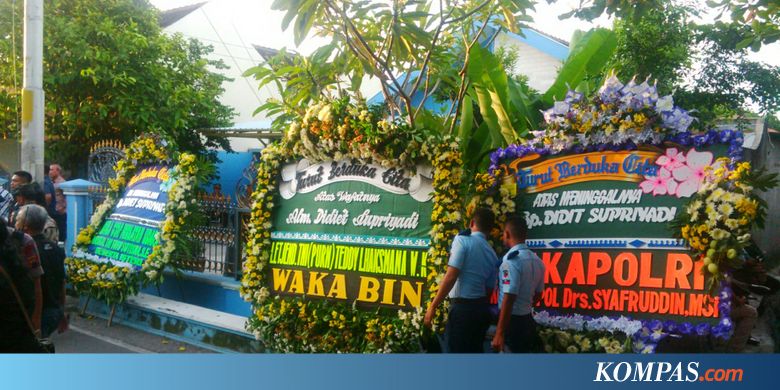 Karangan Bunga Belasungkawa Hiasi Rumah Duka Besan Presiden Jokowi