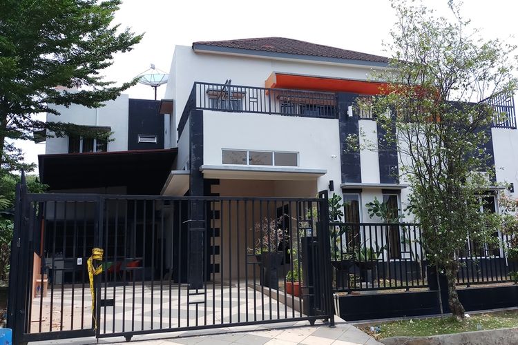 Rumah mewah tersangka M Adam, Nara Pidana (Napi) Lembaga Pemasyarakatan (LP) Cilegon yang sempat divonis mati namun dianulir MA menjadi 20 tahun yang berada di Perumahan Sukajadi jalan Palm Ratu No.39 Batam, Kepulauan Riau diketahui jarang ditempati.