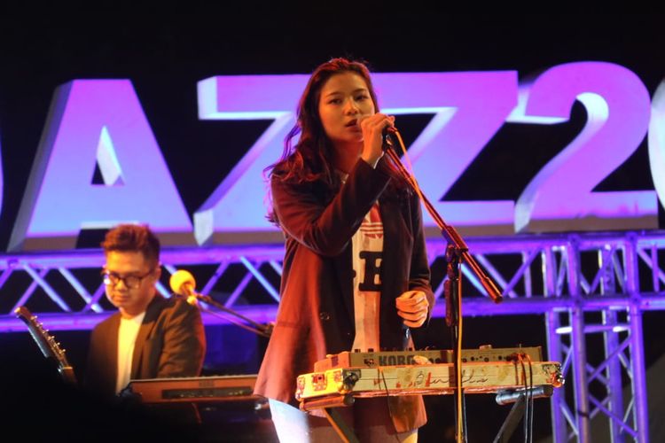 Danilla Riyadi beraksi di panggung Prambanan Jazz hari pertama yang di gelar di Kompleks Candi Prambanan, Yogyakarta pada Jumat (5/7/2019).