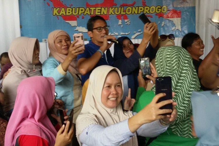 Cawapres Nomor Urut 02 Sandiaga Salahudin Uno terus mendapat perhatian dari para ibu-ibu di tiap kampanyenya, termasuk saat kampanye di 3 titik di Kulon Progo.