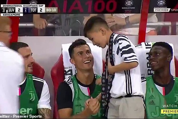 Megabintang Juventus, Cristiano Ronaldo, menyapa seorang bocah saat pertandingan International Champions Cup (ICC) 2019 kontra Tottenham Hotspur, di National Stadium, Minggu (21/7/2019).