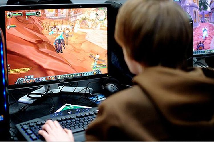 Seorang pengunjung bermain game online World of Warcraft di pameran teknologi CeBIT, Hanover, Jerman, 4 Maret 2010 