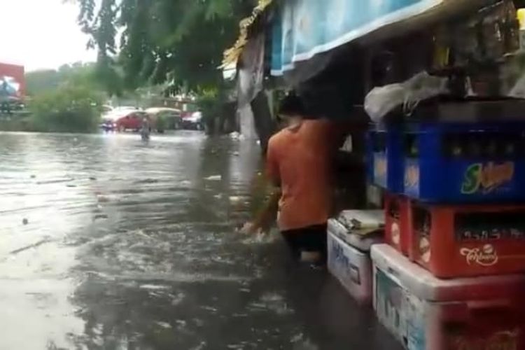 Jalan Asem, Kebon Jeruk, Jakarta Barat terendam akibat hujan deras yang turun terus menerus pada Senin (3/12/2018).
