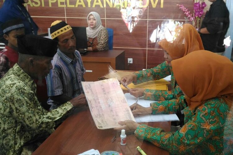 Warga melakukan pengaduan tentang anggota keluarganya yang menjadi korban kebakaran pabrik mercon di RS Polri Kramat Jati, Jakarta Timur, Jumat (27/10/2017).