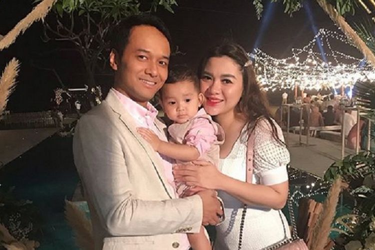 Penyanyi Vicky Shu bersama suami dan anaknya.