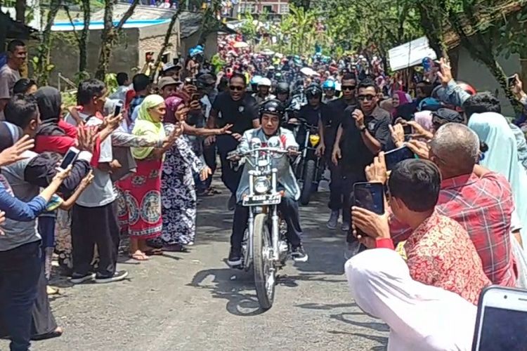 Paspampres berlarian mengawal Presiden Joko Widodo yang naik motor chopper di Sukabumi, Minggu (8/4/2018).