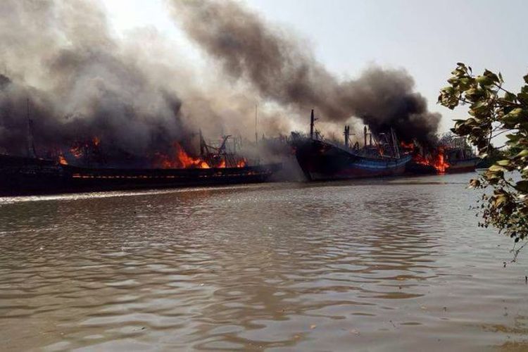 Kapal-kapal terbakar di Pelabuhan Juwana, Pati, Jawa Tengah, Sabtu (15/7/2017)