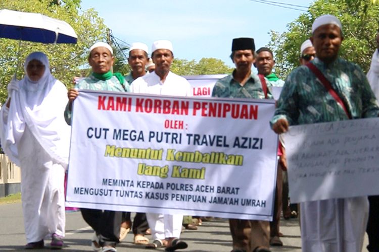 Puluhan calon jamaah umrah di Kabupaten Aceh Barat melakukan aksi konvoi dengan berjalan kaki mulai dari depan Masjid Agung Baitul Makmur Meulaboh menuju Mapolres Aceh Barat. 