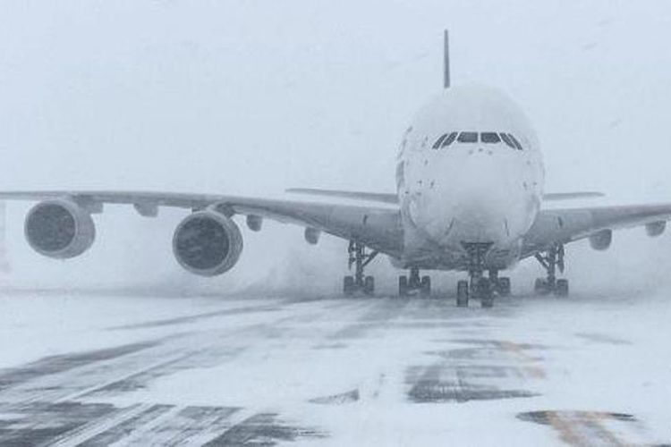 Pesawat Airbus A380 milik Singapore Airlines terpaksa mendarat di bandara kecil di New York, Amerika Serikat, Kamis (4/1/2018) pukul 13.00 waktu setempat karena badai musim dingin. (SWFairport via CNBC)