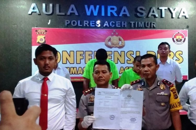 Kapolres Aceh Timur AKBP Wahyu Kuncoro, memperlihatkan tersangka yang mengaku sepeda motor hilang dan memalsukan tandatangan Kapolres Aceh Utara di Mapolres Aceh TImur, Selasa (20/11/2018) 