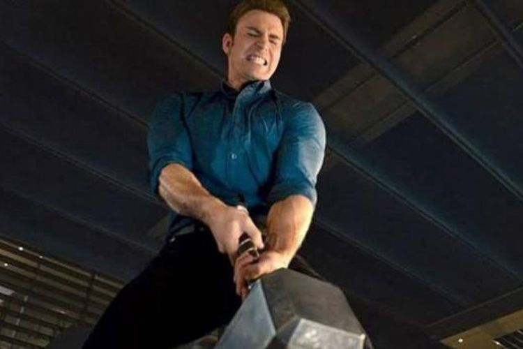 Steve Rogers atau Captain America mencoba mengangkat palu Mjolnir di Avengers: Age of Ultron.