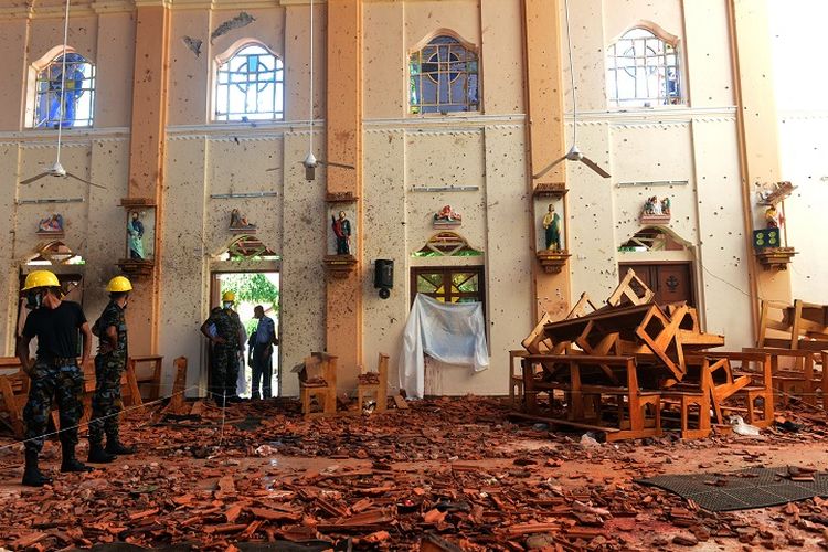 Beginilah kondisi bagian dalam gereja St Sebastian di Negombo, Sri Lanka usai diguncang bom bunuh diri pada Minggu (21/4/2019).