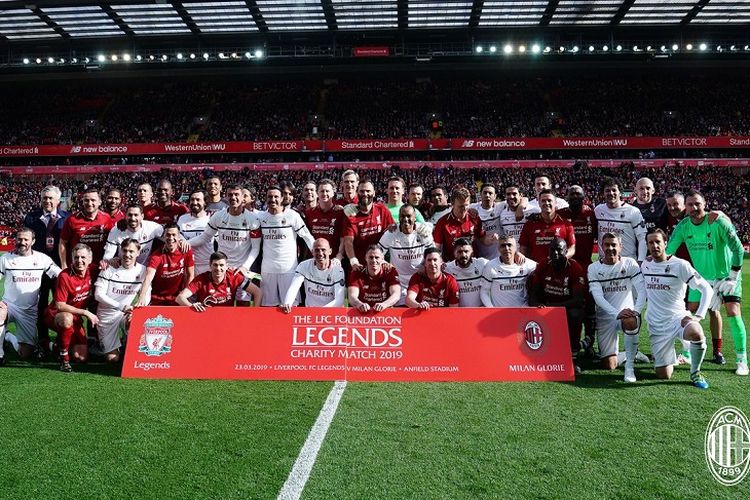 Para pemain Liverpool Legend dan AC Milan Glorie yang berlaga pada pertandingan yang bertajuk Charity Match yang digelar di Stadion Anfield, Sabtu (23/3/2019).