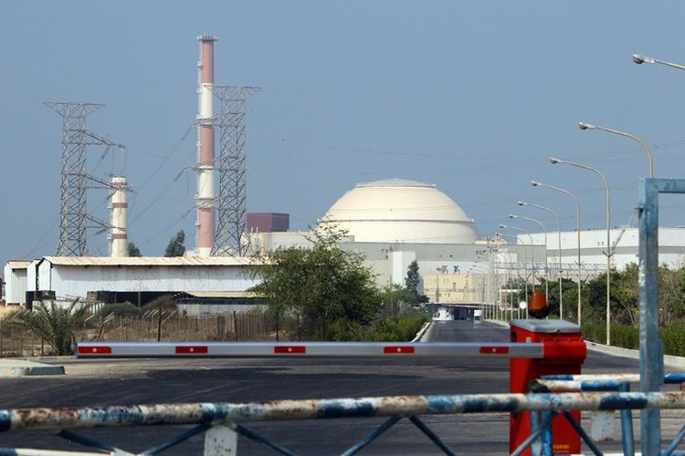 Foto yang diambil pada Agustus 2010, menunjukkan pembangkit listrik tenaga nuklir Iran di kawasan Bushehr yang dibangun pada 2010 dan mulai beroperasi 2011.