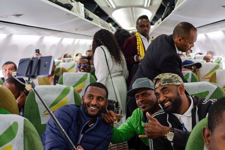 Penumpang penerbangan Ethiopia Airlines dari Addis Ababa menuju kota Asmara di Eritrea berfoto merayakan penerbangan pertama antara kedua negara setelah 20 tahun.