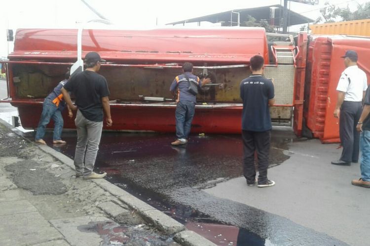 Petugas tengah berupaya mengevakuasi truck tangki pertamina berisi ribuan liter bahan bakar yang terguling menutup tuas jalan di Jalan Soekarno Hatta , Bandung, Sabtu (22/12/2018).
