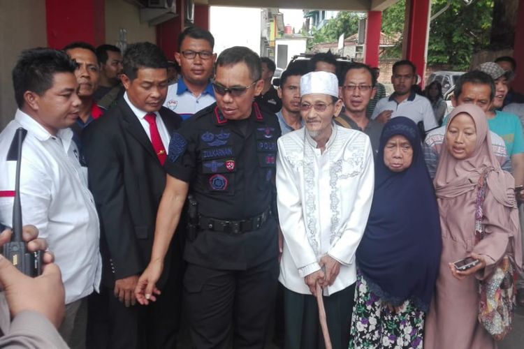 Kapolda Sumatera Selatan Irjen Pol Zulkarnain Adinegara menemui keluarga Sofyan (43) sopir taksi online yang tewas dibunuh perampok ketika berada di rumah sakit Bhayangkara Palembang, Rabu (14/11/2018).