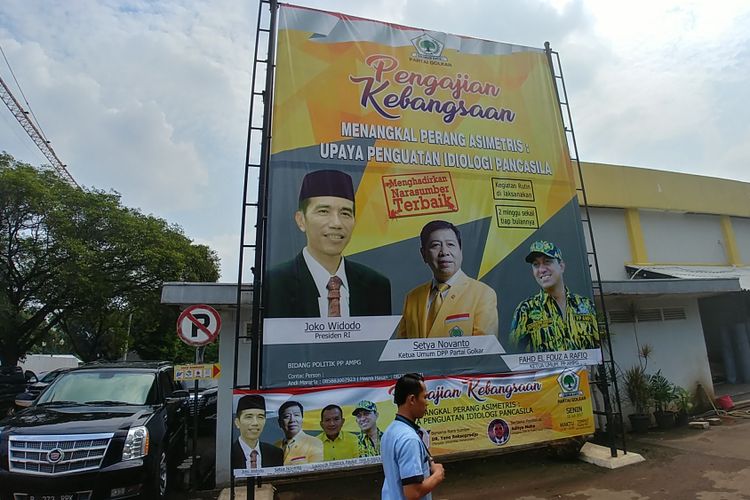 Poster Presiden Joko Widodo bersama dua tersangka KPK, Setya Novanto dan Fahd El Fouz Al Rafiq di Kantor DPP Partai Golkar, Jakarta, Jumat (21/7/2017).
