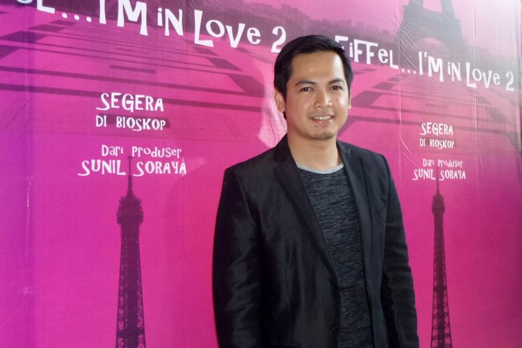 Artis peran Tommy Kurniawan dalam sesi wawancara usai jumpa pers Eiffel..Im In Love 2 di kantor Soraya Intercine Films, Menteng, Jakarta Pusat, Jumat (14/9/2017).