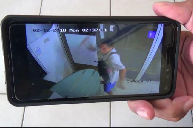 Pelaku pengrusakan ATM di Kelurahan Bukit Merapin Pangkal Pinang terekam kamera pemantau.