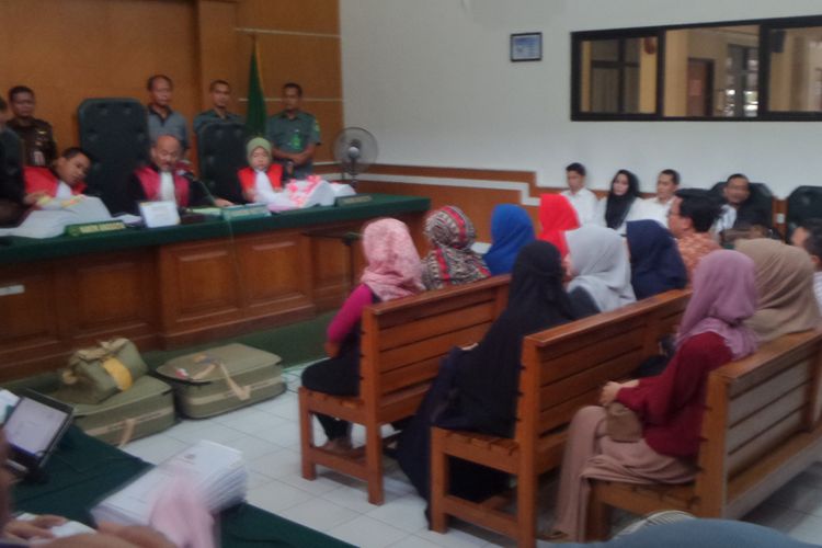 Jaksa menghadirkan sejumlah mantan pegawai First Travel sebagai saksi dalam sidang dengan terdakwa bos First Travel di Pengadilan Negeri Depok, Jakarta, Senin (19/3/2018).