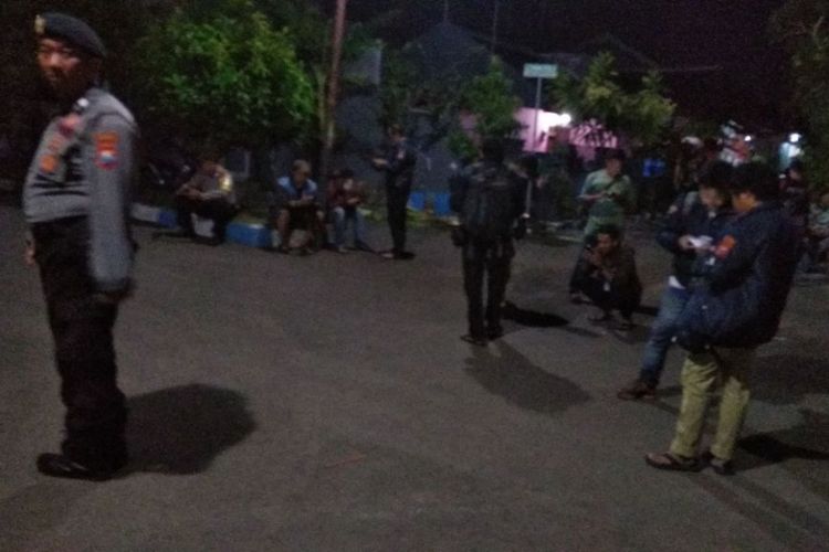 Suasana penggerebekan tiga terduga teroris di Probolinggo. Wartawan dan warga dilarang mendekat, Rabu (16/5/2018) malam