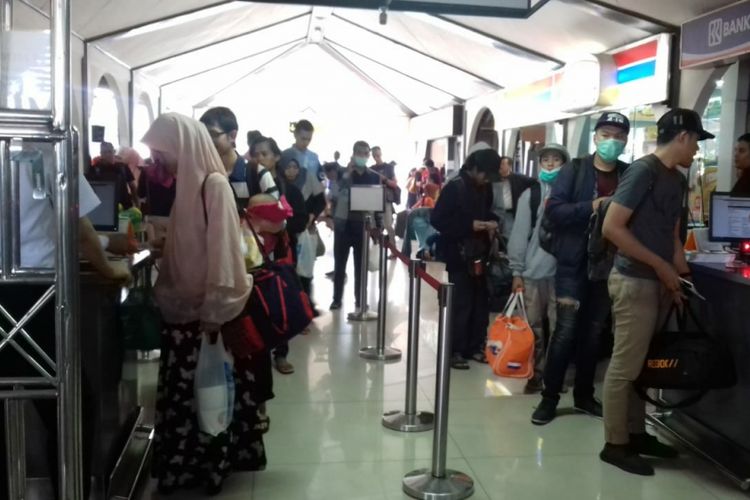 Antrian Penumpang KA Sudah terlihat saat memasuki pintu masuk Stasiun Bandung, Minggu (10/6/2018).