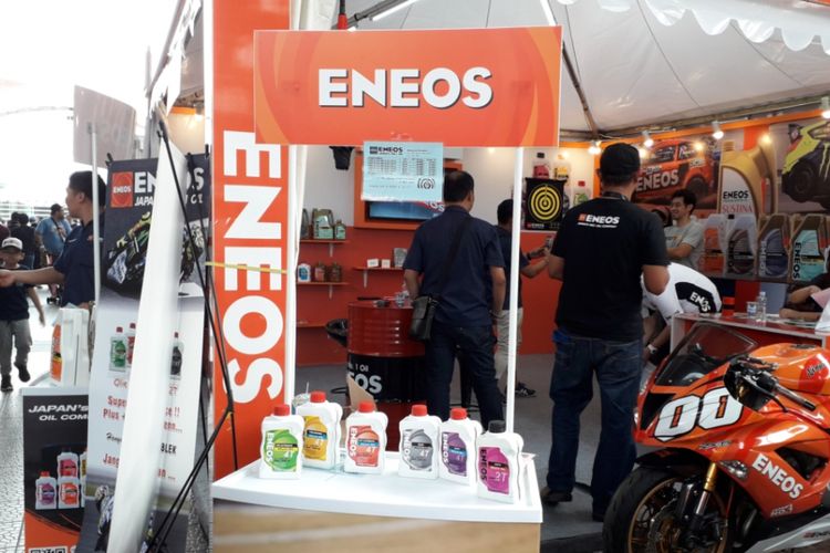 Stan produsen oli Eneos yang menawarkan diskon selama berlangsungnya Otobursa Tumplek Blek 2018 di Gambir Expo, JIExpo Kemayoran, Jakarta pada hari pertama, Sabtu (21/7/2018).