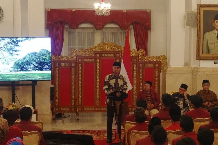 Presiden Joko Widodo menerima 177 mahasiswa dari Ikatan Mahasiswa Muhammadiyah (IMM) di Istana Negara, Jakarta, Senin (6/8/2018) siang.