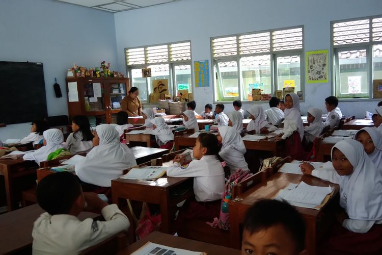 Puluhan siswa kelas 2 A dan B SD Semanu, Gunungkidul, digabung menjadi satu kelas, Senin (15/10/2018).