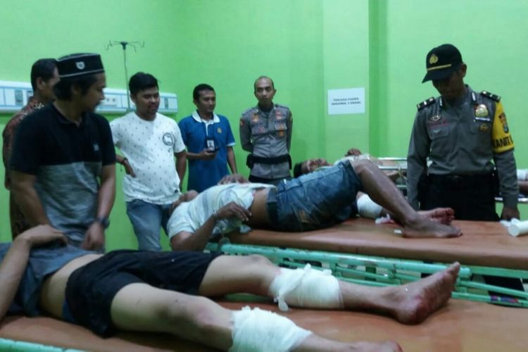 Empat rampok spesialis nasabah bank di Kabupaten Sinjai, Sulawesi Selatan dievakuasi ke rumah sakit sesaat setelah ditangkap, Selasa (7/8/2018).