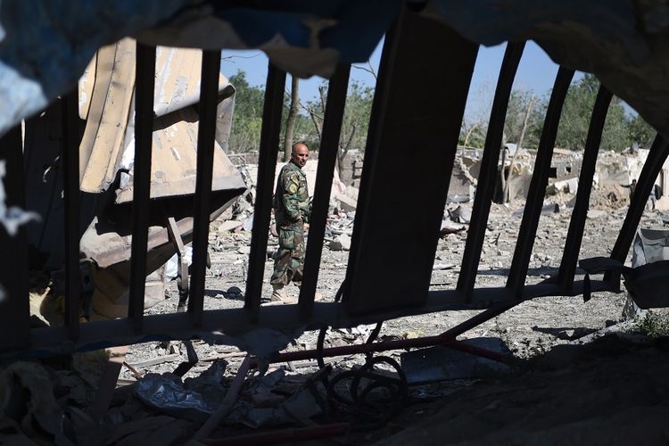Tentara keamanan Afghanistan memeriksa lokasi serangan bom mobil yang dilancarkan Taliban di Kabul, pada 2 Juli 2019.