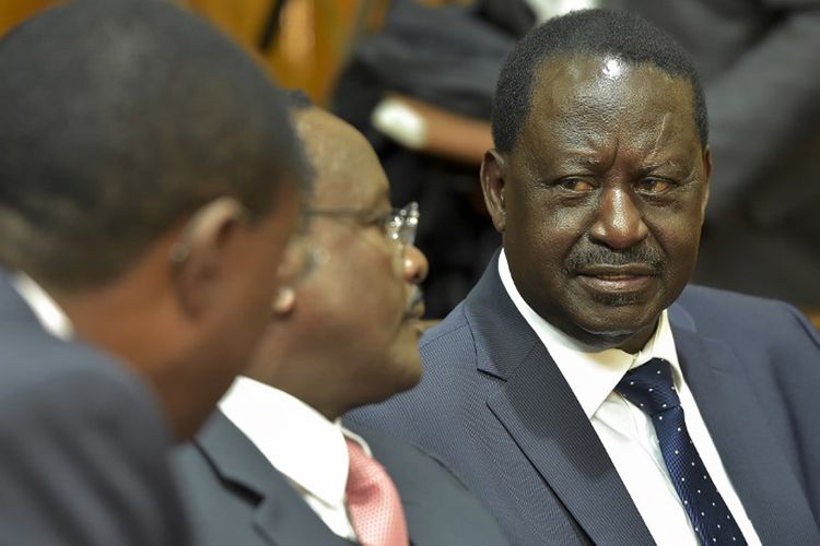 Pemimpin oposisi Kenya dan pemimpin National Super Alliance (NASA) Raila Odinga (kanan) menghadiri persidangan pada 28 Agustus 2017 di Nairobi, atas sebuah petisi oposisi yang menantang hasil pemilihan presiden 8 Agustus.