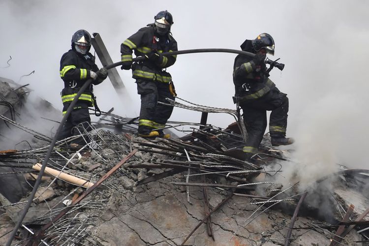 Petugas pemadam kebakaran Sao Paulo bekerja memadam api dalam kebakaran gedung bertingkat, Selasa (1/5/2018). Sebanyak 44 orang dilaporkan hilang usai insiden.