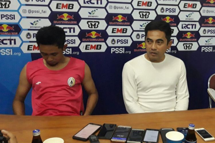 Pelatih PSS Sleman Seto Nurdiyantara dan Kapten PSS Sleman Bagus Nirwanto saat jumpa pers usai laga melawan Barito Putra